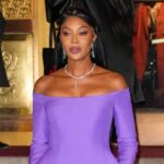 naomi campbell sirve "Bridgerton" Estilo en un vestido sin tirantes