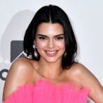 ¡Día de piscina!  Kendall Jenner posa en topless tras el estreno de 'The Kardashians'