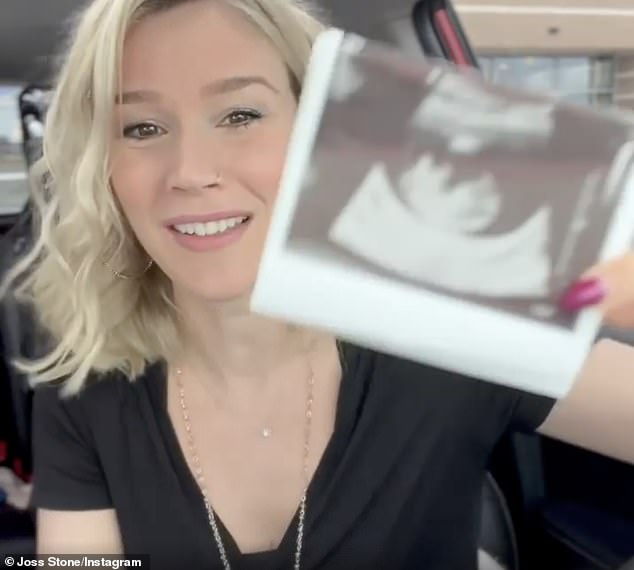 ¡Joss Stone está embarazada!  La cantante, de 35 años, recurrió a las redes sociales el lunes, donde anunció que está esperando un hijo en un emotivo video.