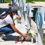 Meghan Markle visita el monumento conmemorativo del tiroteo en una escuela de Texas