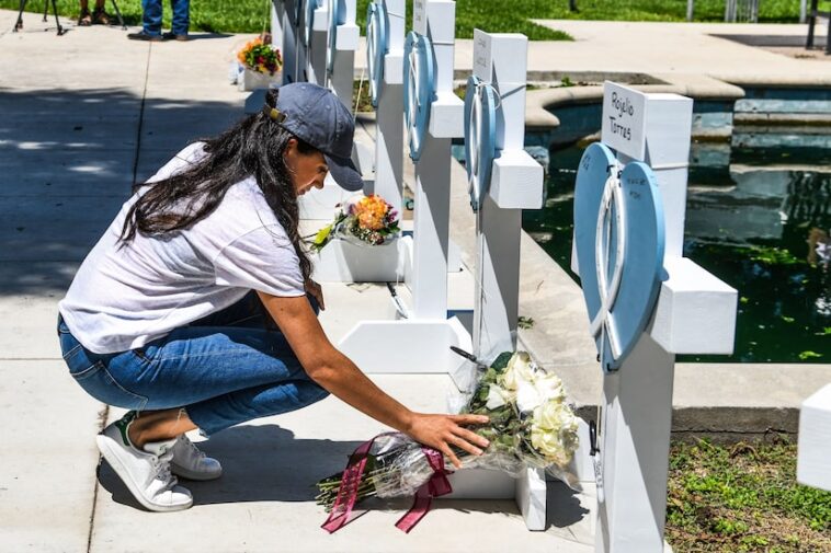 Meghan Markle visita el monumento conmemorativo del tiroteo en una escuela de Texas