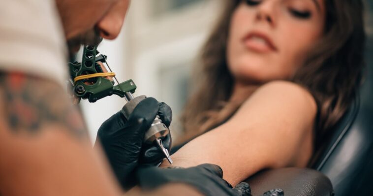 4 tendencias de tatuajes que estarán en todas partes este verano, según un profesional