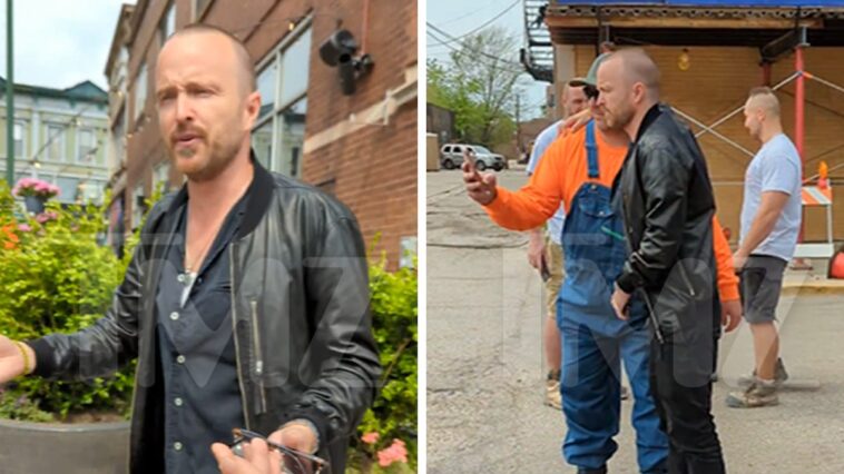 Aaron Paul regresa corriendo para saludar a los fanáticos que se perdieron durante el evento Meet & Greet