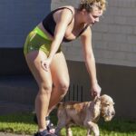 ¡Su copa rebosa!  Abbie Chatfield mostró su escote extremo en una pequeña blusa corta mientras hacía mandados cerca de su casa junto a la playa en Tamarama, Sydney el miércoles.