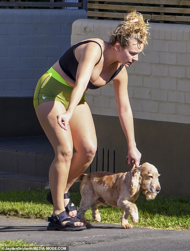 ¡Su copa rebosa!  Abbie Chatfield mostró su escote extremo en una pequeña blusa corta mientras hacía mandados cerca de su casa junto a la playa en Tamarama, Sydney el miércoles.