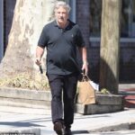 Carrera de comida: Alec Baldwin se veía casual vestido de negro mientras recogía un pedido para llevar cerca de su casa en East Hampton, Nueva York el sábado