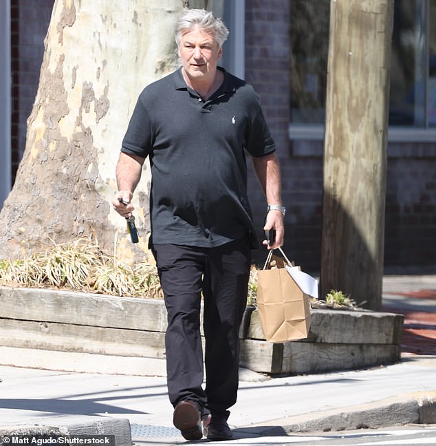 Carrera de comida: Alec Baldwin se veía casual vestido de negro mientras recogía un pedido para llevar cerca de su casa en East Hampton, Nueva York el sábado