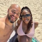 Resplandeciente: la embarazada Alexandra Burke, de 33 años, usó un bikini para una serie de instantáneas en la playa con su novio Darren Randolph en Instagram el domingo.