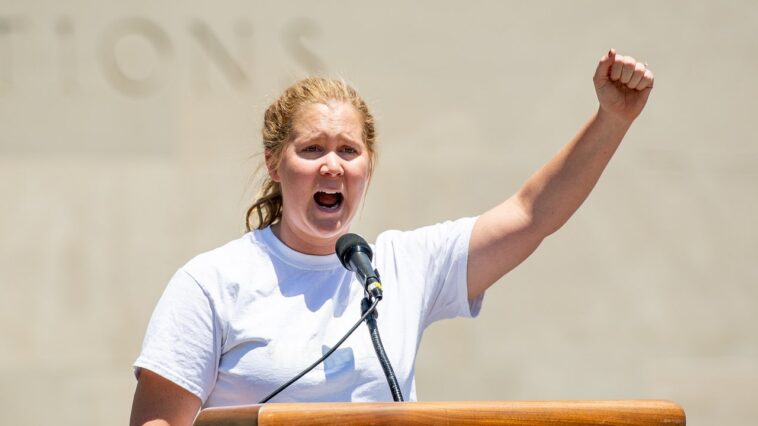 Amy Schumer, Tracee Ellis Ross y más celebridades reaccionan al voto de la Corte Suprema para anular Roe v. Wade