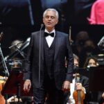 Andrea Bocelli se presenta en la recepción de la boda de Kourtney Kardashian y Travis Barker