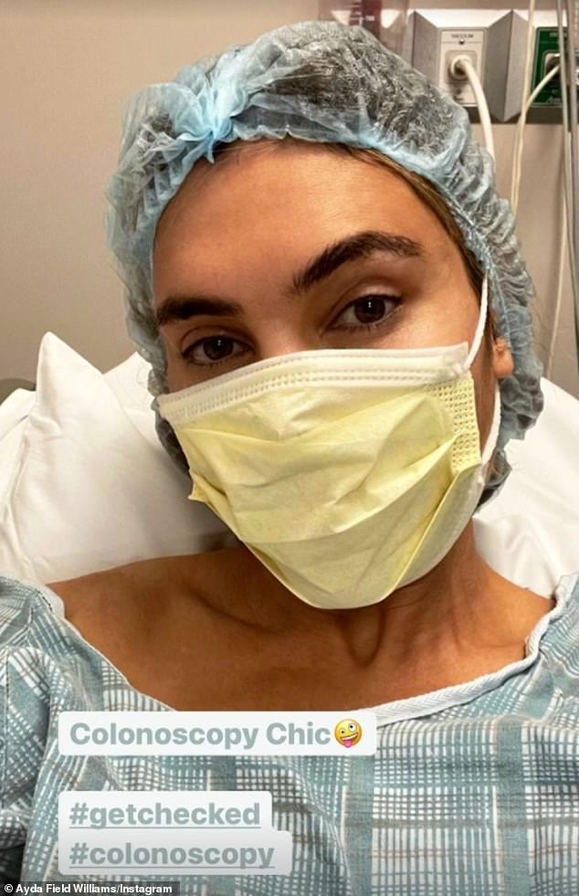 'Colonoscopia elegante': Ayda Field Williams, de 43 años, documentó el procedimiento médico mientras compartía una selfie sincera con una bata de hospital y una máscara en sus Historias de Instagram el miércoles.