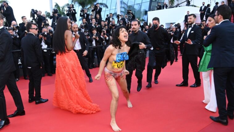 Cannes: Manifestante en topless interrumpe la alfombra roja de 'Tres mil años de añoranza'