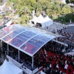 Cannes: Manifestantes interrumpen la alfombra roja liberando humo de dispositivos portátiles