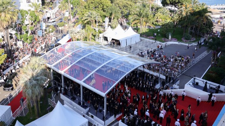 Cannes: Manifestantes interrumpen la alfombra roja liberando humo de dispositivos portátiles