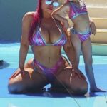 Vacaciones familiares: Coco Austin, de 43 años, y su hija Chanel, de seis, presumieron bikinis rosas a juego mientras se divertían en un parque acuático en las Bahamas el jueves.