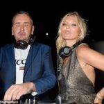 Escapadas: DJ Fat Tony, de 54 años, ha revelado en su nuevo libro que tendría que darle a su mejor amiga Kate Moss 'una pequeña patada' para comprobar que estaba bien cuando dormía en el club (en la foto de 2018)