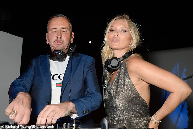 Escapadas: DJ Fat Tony, de 54 años, ha revelado en su nuevo libro que tendría que darle a su mejor amiga Kate Moss 'una pequeña patada' para comprobar que estaba bien cuando dormía en el club (en la foto de 2018)