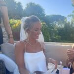 ¡Gallina feliz!  Tiffany Watson, de 28 años, se fue en avión para una despedida de soltera bañada por el sol en Saint-Tropez antes de su boda de verano con el futbolista Cameron McGeehan.