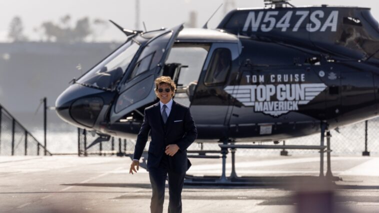 Dentro del espectáculo de estreno de 'Top Gun: Maverick' en San Diego, incluida la llegada en helicóptero de Tom Cruise