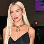 Dua Lipa luce un traje de lágrima de cristal con un bralette negro