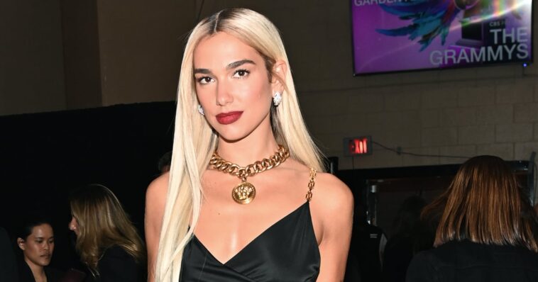 Dua Lipa luce un traje de lágrima de cristal con un bralette negro