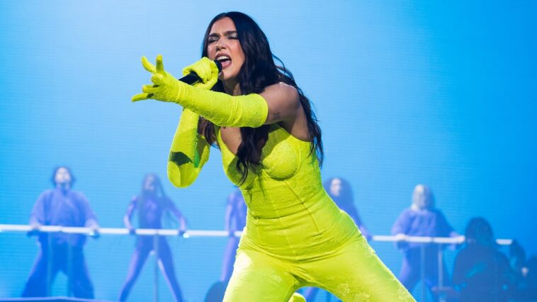 Dua Lipa usó botas de mezclilla hasta el muslo y parrillas de mariposa