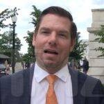 El congresista Eric Swalwell quiere acabar con las represalias del Pentágono por los ovnis