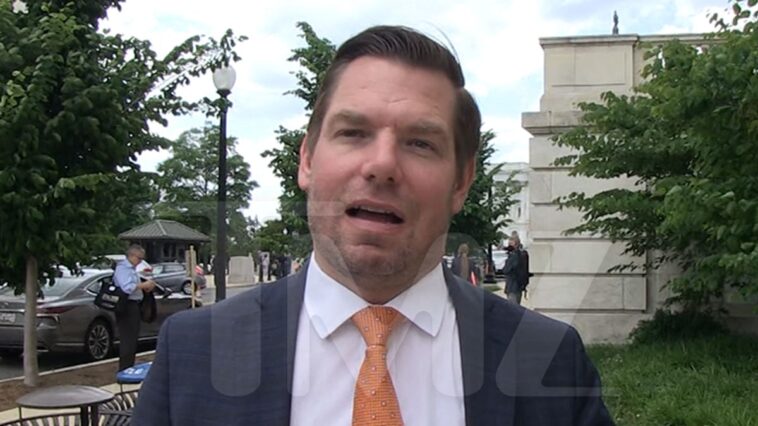 El congresista Eric Swalwell quiere acabar con las represalias del Pentágono por los ovnis