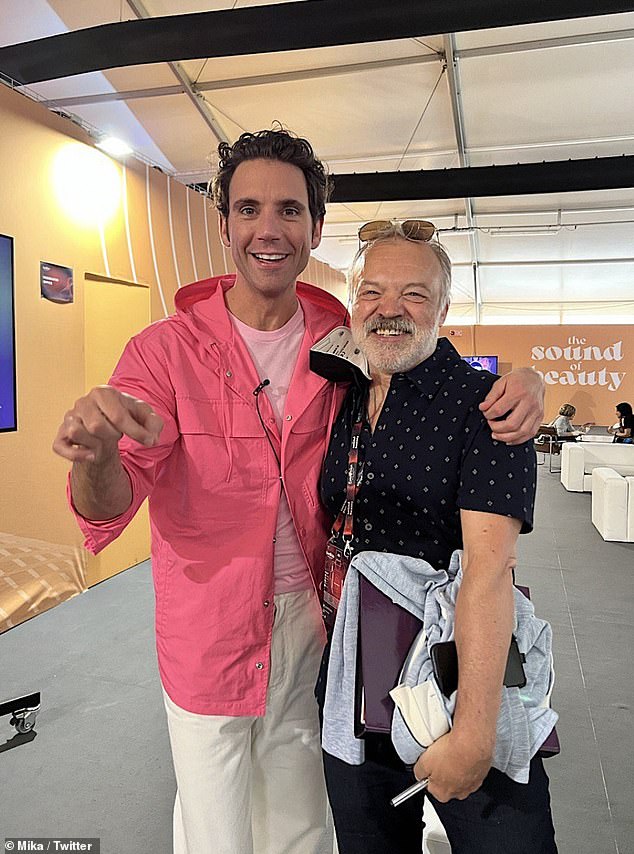 Amigos famosos: el presentador de Eurovisión, Mika, de 38 años, parecía encantado mientras posaba para una foto entre bastidores con Graham Norton, de 59, en el estadio Palasport Olimpico de Turín, Italia, el sábado.
