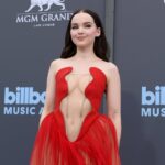 El vestido recortado de Dove Cameron se hunde por todo su torso