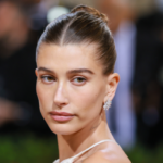 Esta es la base exacta que usó Hailey Bieber en la Met Gala