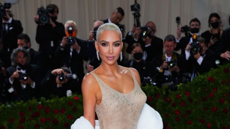Experto afirma que Kim Kardashian recibió un mechón falso del cabello de Marilyn Monroe