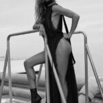 Bombshell: Gisele Bundchen mostró su escote y mostró sus piernas esculpidas en una nueva sesión de fotos chisporroteante para la revista V