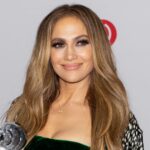 J Lo cambia sus habituales reflejos de miel por "Hongo-Marrón" Pelo