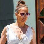 J Lo luce un vestido de siesta blanco de ensueño con sandalias de plataforma enjoyadas