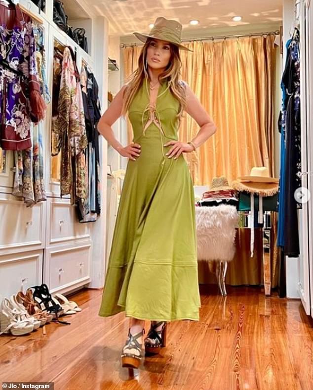 Ahí está: Jennifer Lopez les dio a sus 209 millones de seguidores un vistazo a su proceso de preparación de atuendos con un trío de elegantes instantáneas que se compartieron en su cuenta de Instagram.