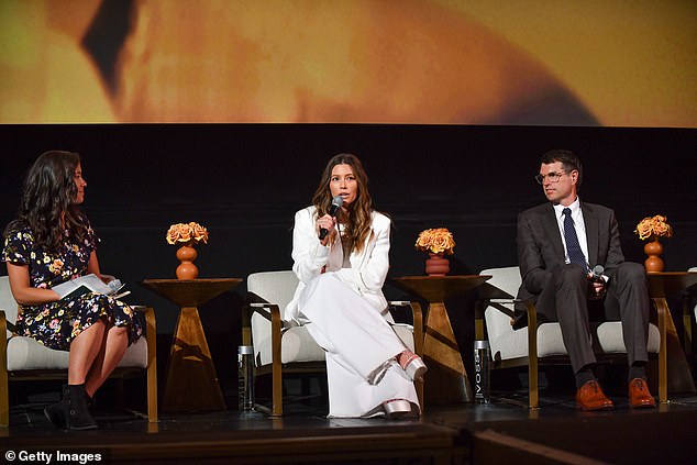 Sensacional: Jessica Biel realizó otra exhibición de moda con un traje de pantalón blanco mientras participaba en un panel para promocionar su serie Candy en el Teatro El Capitán el lunes.