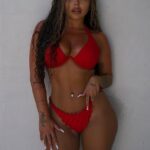 Impresionante: Jesy Nelson hizo alarde de sus hermosas curvas en un bikini rojo tetona mientras posaba seductoramente junto a la piscina en Los Ángeles para nuevas instantáneas chisporroteantes