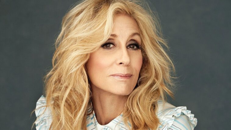 Judith Light habla sobre su estilo Glam "reducido", la desafortunada fase "Gold Lame" y por qué la comodidad está sobrevalorada