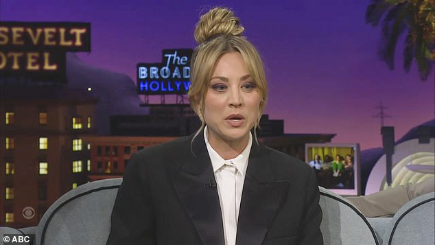 Papá cariñoso: Kaley Cuoco se emocionó al compartir que su padre vino a cada grabación de The Big Bank Theory en el episodio del lunes de The Late Late Show con James Corden