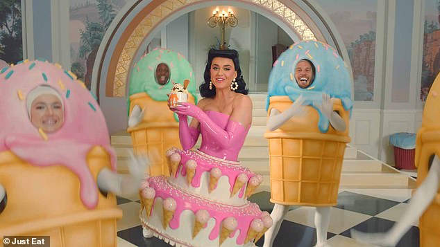 Divirtiéndose: Katy Perry ha sido anunciada como la nueva cara del gigante de entrega de alimentos Just Eat, con un nuevo anuncio burbujeante inspirado en el pop.