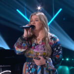 Kelly Clarkson trae algo de Joni Mitchell 'Blue' a la televisión diurna con la portada de Tender 'River'