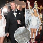 Kourtney Kardashian muestra sus iniciales de casada en un corsé de novia