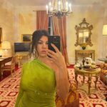 Impresionante: Kourtney Kardashian mostró su increíble físico con un vestido verde en una gran cantidad de candentes instantáneas de Instagram el domingo de su tiempo en Italia.