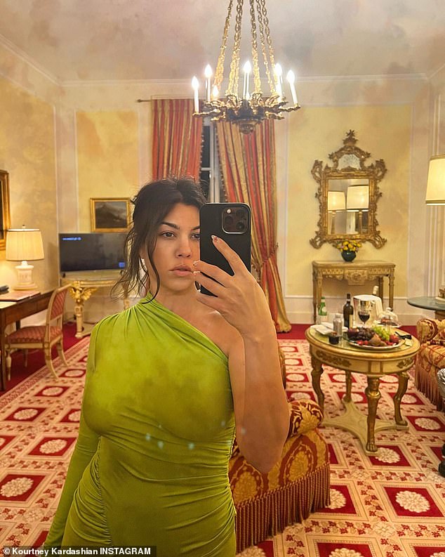 Impresionante: Kourtney Kardashian mostró su increíble físico con un vestido verde en una gran cantidad de candentes instantáneas de Instagram el domingo de su tiempo en Italia.