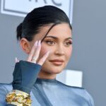 Kylie Jenner usó la tendencia Chrome-Nails para la boda de Kourtney Kardashian