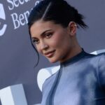 Kylie Jenner usó un vestido gráfico ceñido al cuerpo para posar con Travis Scott y Stormi