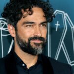 La estrella de 'Ozark' Alfonso Herrera habla sobre ese impactante estreno y se burla de 'Rebel Moon' de Zack Snyder