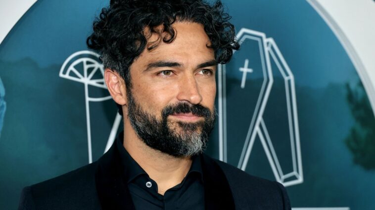 La estrella de 'Ozark' Alfonso Herrera habla sobre ese impactante estreno y se burla de 'Rebel Moon' de Zack Snyder