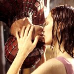 La estrella de 'Spider-Man', Tobey Maguire, estaba "prácticamente asfixiante" durante el icónico beso al revés